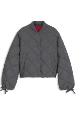 Water-repellent jacket with diamond quilting