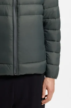 Water-repellent jacket with herringbone tape