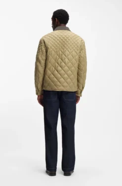 Water-repellent jacket with mixed quilting