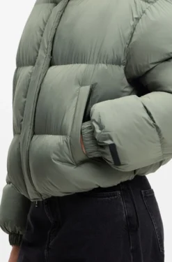 Water-repellent puffer jacket with stand collar