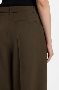 Wide-leg trousers in stretch fabric with front pleats